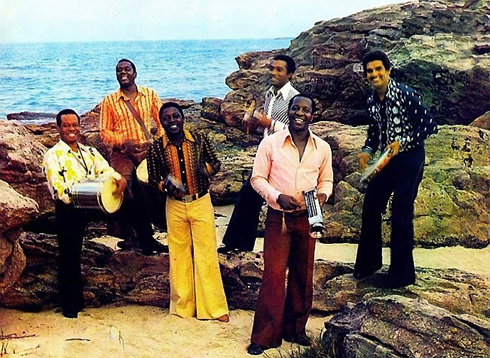 GRUPO ORIGINAIS DO SAMBA 1971. Foi em 1965 que seis amigos ritmistas resolveram formar um grupo de samba: Mussum, Rubão, Chiquinho, Zeca da Cuíca, Lelei e Jonas (substituído por Bigode um ano depois)